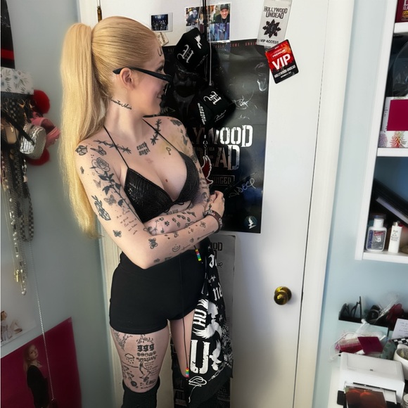 KaylaRose🌹26. Come 2 check my closet and shop!😌 thx <3 singer/artist/emo fashion - Picture 8 of 15